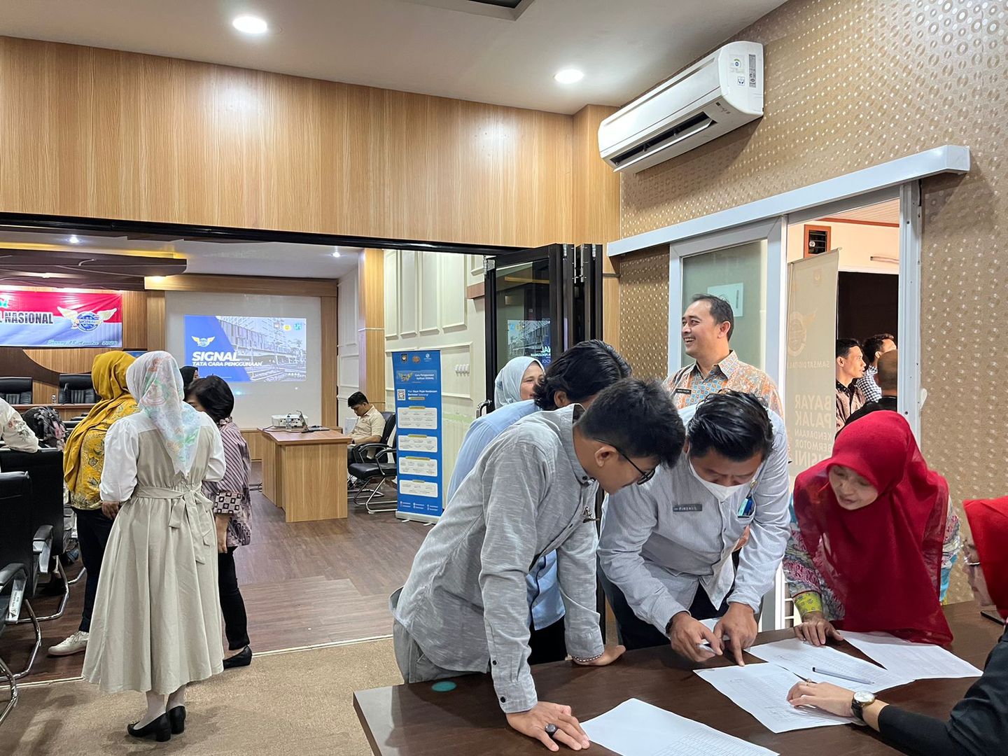 Samsat Digital Nasional Bagi-Bagi Hadiah di Perayaan HUT Banten ke- 23