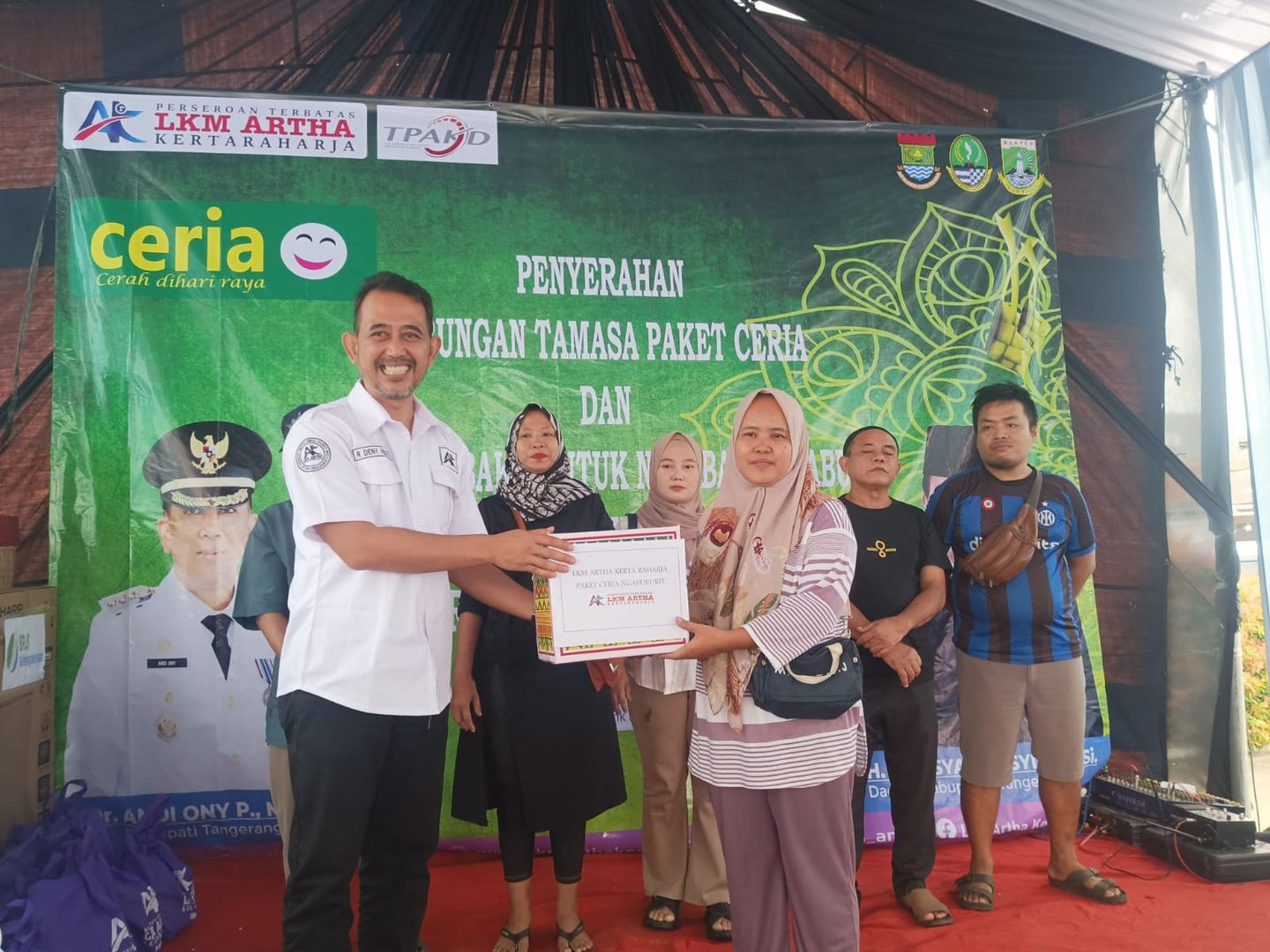 Ribuan Paket Sembako Banjiri Nasabah PT. LKM AKR